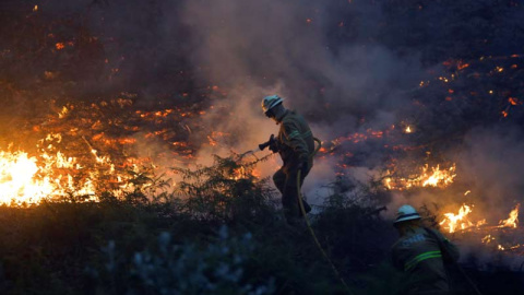 Un bombero intenta apagar un foco de fuego cerca del pueblo de Fato, en el centro de Portugal. | RAFAEL MARCHANTE (REUTERS) Un bombero intenta apagar un foco de fuego cerca del pueblo de Fato, en el centro de Portugal. | RAFAEL MARCHANTE (REUTERS)