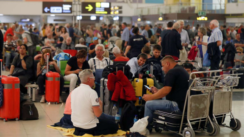 Turistas en el aeropuerto de Las Palmas Turistas en el aeropuerto de Las Palmas