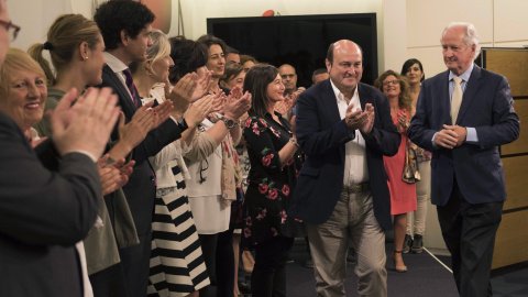 La dirección del PNV recibe con aplausos a Juan Mari Atutxa a su llegada a Sabin Etxea, la sede del partido, tras conocerse que el Tribunal Europeo de Derechos Humanos (TEDH) ha condenado a España por violación del derecho a un proceso equitativo al ex La dirección del PNV recibe con aplausos a Juan Mari Atutxa a su llegada a Sabin Etxea, la sede del partido, tras conocerse que el Tribunal Europeo de Derechos Humanos (TEDH) ha condenado a España por violación del derecho a un proceso equitativo al ex