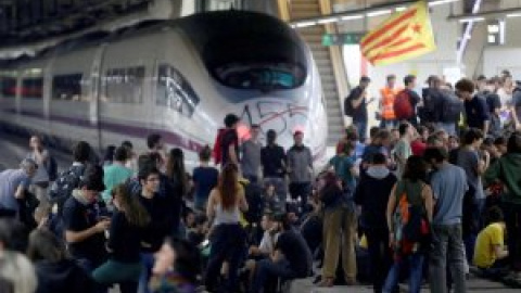 La jutge deixa en llibertat cinc dels acusats de tallar les vies a Sants el 8N La jutge deixa en llibertat cinc dels acusats de tallar les vies a Sants el 8N