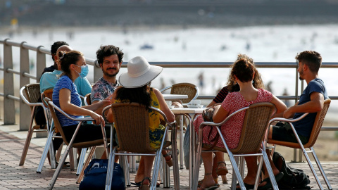 Varias personas en una terraza al lado de la playa, en Las Palmas de Gran Canaria. REUTERS/Borja Suarez Varias personas en una terraza al lado de la playa, en Las Palmas de Gran Canaria. REUTERS/Borja Suarez