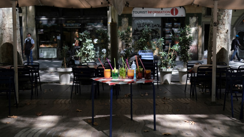 La terraza vacía de un bar en Las Ramblas de Barcelona. REUTERS/Nacho Doce La terraza vacía de un bar en Las Ramblas de Barcelona. REUTERS/Nacho Doce