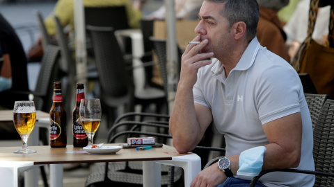 Un hombre fumando en una terraza en Pontevedra. REUTERS/Miguel Vidal Un hombre fumando en una terraza en Pontevedra. REUTERS/Miguel Vidal