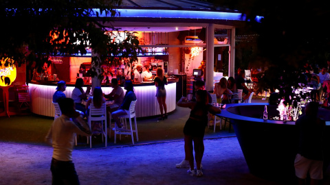 Una terraza, de noche, en Madrid. REUTERS/Javier Barbancho Una terraza, de noche, en Madrid. REUTERS/Javier Barbancho