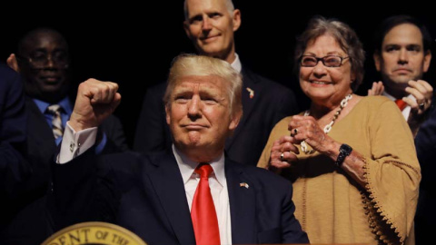 Trump reacciona tras firmar la orden ejecutiva que rectifica la política de Obama hacia Cuba. | REUTERS Trump reacciona tras firmar la orden ejecutiva que rectifica la política de Obama hacia Cuba. | REUTERS