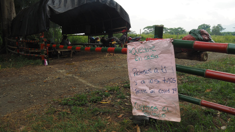 Recomendación de quedarse en casa en un puesto de control en una carretera de acceso a territorio indígena nasa. BERTA CAMPRUBÍ. Recomendación de quedarse en casa en un puesto de control en una carretera de acceso a territorio indígena nasa. BERTA CAMPRUBÍ.