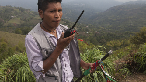 Un guardia indígena nasa realizando labores de control territorial en el Norte de la región colombiana del Cauca. JAVIER SUL. Un guardia indígena nasa realizando labores de control territorial en el Norte de la región colombiana del Cauca. JAVIER SUL.