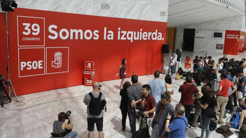 La diputada del PSOE Adriana Lastra ofrece una rueda de prensa tras la visita realizada hoy a las instalaciones dispuestas para la celebración del 39º Congreso del partido socialista. | EMILIO NARANJO (EFE) La diputada del PSOE Adriana Lastra ofrece una rueda de prensa tras la visita realizada hoy a las instalaciones dispuestas para la celebración del 39º Congreso del partido socialista. | EMILIO NARANJO (EFE)