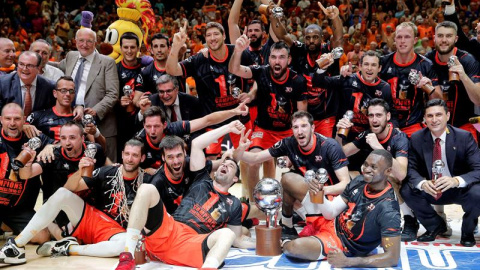 Los jugadores del Valencia Basket celebran con la copa el título de campeones de la Liga ACB. /EFE Los jugadores del Valencia Basket celebran con la copa el título de campeones de la Liga ACB. /EFE