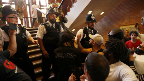 Manifestantes se enfrentan a la Policía en el interior del Ayuntamiento de Kensington, /REUTERS