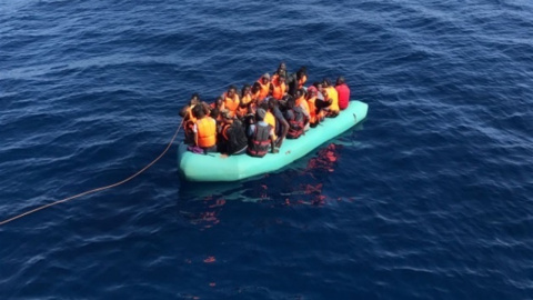 Una de las tres pateras que llegarón el sábado a las costas de Motril, Granada./EUROPA PRESS Una de las tres pateras que llegarón el sábado a las costas de Motril, Granada./EUROPA PRESS