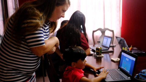 Una madre ayuda a sus dos hijos menores con el colegio online mientras su padre ayuda a su hija mayor en el condado de Broward, Florida, EE.UU. Alejandra Cardona / Reuters / Archivo Una madre ayuda a sus dos hijos menores con el colegio online mientras su padre ayuda a su hija mayor en el condado de Broward, Florida, EE.UU. Alejandra Cardona / Reuters / Archivo