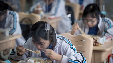 Alumnos de la escuela secundaria almorzando durante su último día en la escuela secundaria antes del Examen de ingreso a la universidad nacional (NCEE), el 7 de julio de 2020. / STR / AFP Alumnos de la escuela secundaria almorzando durante su último día en la escuela secundaria antes del Examen de ingreso a la universidad nacional (NCEE), el 7 de julio de 2020. / STR / AFP