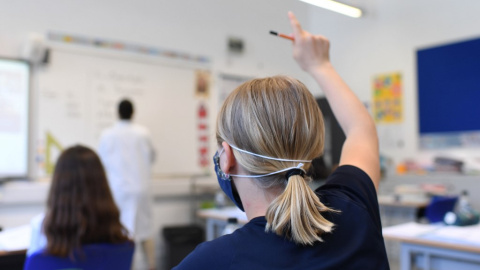 Una alumna con una mascarilla en una escuela de Francia. DANIEL LEAL-OLIVAS / AFP Una alumna con una mascarilla en una escuela de Francia. DANIEL LEAL-OLIVAS / AFP