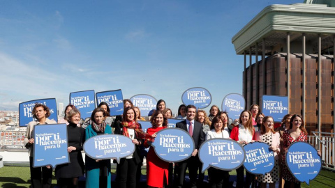 El líder del PP, Pablo Casado junto a mujeres con cargos de responsabilidad en el PP por motivo del 8-M el pasado año 2019. Zipi / EFE El líder del PP, Pablo Casado junto a mujeres con cargos de responsabilidad en el PP por motivo del 8-M el pasado año 2019. Zipi / EFE