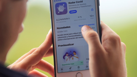 Un usuario descarga la aplicación móvil Radar COVID. EFE/ Cati Cladera/Archivo Un usuario descarga la aplicación móvil Radar COVID. EFE/ Cati Cladera/Archivo