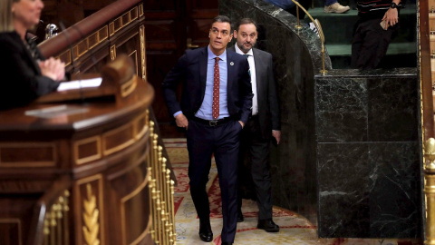 El presidente del Gobierno, Pedro Sánchez, y el ministro de Transportes, José Luis Ábalos, se dirigen a sus respectivos escaños para votar el techo de gasto en el pleno celebrado en el Congreso de los Diputados. EFE/Chema Moya El presidente del Gobierno, Pedro Sánchez, y el ministro de Transportes, José Luis Ábalos, se dirigen a sus respectivos escaños para votar el techo de gasto en el pleno celebrado en el Congreso de los Diputados. EFE/Chema Moya