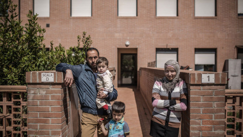 Fatem, Khalil y su hijo, frente a la casa en la que pasaron cuatro año en Líbano tras partir de Siria. REPORTAJE FOTOGRÁFICO Pablo Tosco / Oxfam Intermón Fatem, Khalil y su hijo, frente a la casa en la que pasaron cuatro año en Líbano tras partir de Siria. REPORTAJE FOTOGRÁFICO Pablo Tosco / Oxfam Intermón