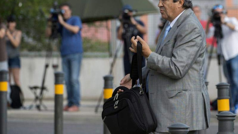 El exdirigente del PP y exvicepresidente del Gobierno Francisco Álvarez-Cascos, a su llegada a la a la sede de la Audiencia Nacional donde se celebra el juicio de la Gürtel. | FERNANDO VILLAR (REUTERS) El exdirigente del PP y exvicepresidente del Gobierno Francisco Álvarez-Cascos, a su llegada a la a la sede de la Audiencia Nacional donde se celebra el juicio de la Gürtel. | FERNANDO VILLAR (REUTERS)