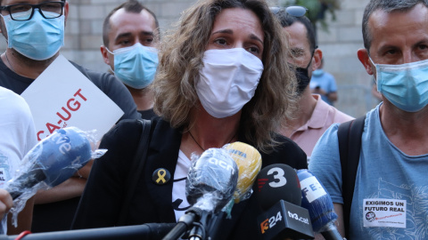 Pla mitjà de la consellera d'Empresa i Coneixement, Àngels Chacón, en una atenció als mitjans durant la concentració dels treballadors de Nissan a plaça Sant Jaume, el 26 de maig del 2020 (Horitzontal). Aina Martí Pla mitjà de la consellera d'Empresa i Coneixement, Àngels Chacón, en una atenció als mitjans durant la concentració dels treballadors de Nissan a plaça Sant Jaume, el 26 de maig del 2020 (Horitzontal). Aina Martí