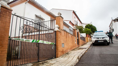 Agentes de la Guardia Civil custodian el domicilio del acusado del homicidio de Manuela Chavero. /JAVIER PULPO /Europa Press Agentes de la Guardia Civil custodian el domicilio del acusado del homicidio de Manuela Chavero. /JAVIER PULPO /Europa Press