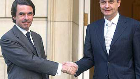 Aznar y Zapatero, en uno de sus escasos encuentros en La Moncloa cuando el primero era presidente. EFE Aznar y Zapatero, en uno de sus escasos encuentros en La Moncloa cuando el primero era presidente. EFE