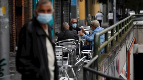 MADRID, 20/09/2020.- Vecinos de Carabanchel sentados en la terraza de un bar de su barrio este domingo. Desde esta noche a las 0 horas entran en vigor las medidas restrictivas de movimientos en barrios del sur de Madrid como Vallecas, Carabanchel o Usera