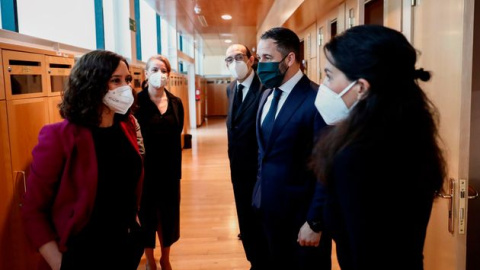La presidenta de la Comunidad de Madrid, Isabel Diaz Ayuso, conversa con el presidente de Vox, Santiago Abascal, y la portavoz ultraderechista en la Asamblea, Rocío Monasterio. EFE