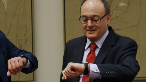 El gobernador del Banco de España, Luis María Linde, poco antes de su comparecencia ante en la Comisión de Economía del Congreso para presentar el informe Anual del Banco de España.EFE/Sergio Barrenechea El gobernador del Banco de España, Luis María Linde, poco antes de su comparecencia ante en la Comisión de Economía del Congreso para presentar el informe Anual del Banco de España.EFE/Sergio Barrenechea