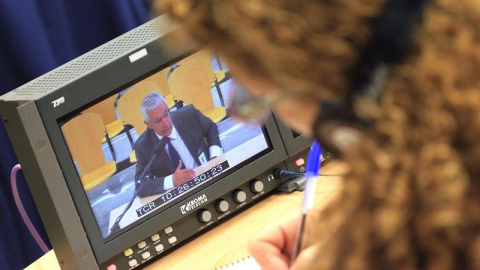 Una periodista toma notas de la declaración del vicesecretario nacional para asuntos territoriales del Partido Popular, Javier Arenas. | VÍCTOR LERENA (EFE) Una periodista toma notas de la declaración del vicesecretario nacional para asuntos territoriales del Partido Popular, Javier Arenas. | VÍCTOR LERENA (EFE)