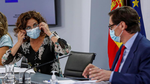 La ministra de Hacienda y portavoz del Gobierno, Maria Jesús Montero (i), y el ministro de Sanidad, Salvador Illa, en la rueda de prensa en el Palacio de la Moncloa. EFE/Emilio Naranjo La ministra de Hacienda y portavoz del Gobierno, Maria Jesús Montero (i), y el ministro de Sanidad, Salvador Illa, en la rueda de prensa en el Palacio de la Moncloa. EFE/Emilio Naranjo