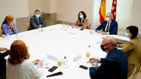Fotografía facilitada por la Comunidad de Madrid de la reunión que ha mantenido la presidenta regional, Isabel Díaz Ayuso, y el consejero de Sanidad, Enrique Ruiz Escudero, con los integrantes de la Mesa Sectorial de Sanidad. . EFE/Comunidad de Madrid Fotografía facilitada por la Comunidad de Madrid de la reunión que ha mantenido la presidenta regional, Isabel Díaz Ayuso, y el consejero de Sanidad, Enrique Ruiz Escudero, con los integrantes de la Mesa Sectorial de Sanidad. . EFE/Comunidad de Madrid