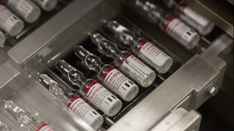 Muestras de una vacuna contra la covid-19, desarrollada por el Instituto Nacional de Investigación de Epidemiología y Microbiología de Gamaleya y el Fondo de Inversión Directa de Rusia (RDIF). Andrey Rudakov / REUTERS Muestras de una vacuna contra la covid-19, desarrollada por el Instituto Nacional de Investigación de Epidemiología y Microbiología de Gamaleya y el Fondo de Inversión Directa de Rusia (RDIF). Andrey Rudakov / REUTERS