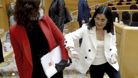 La presidenta de la Comunidad de Madrid, Isabel Díaz Ayuso (i) saluda con el codo a la ministra de Política Territorial, Carolina Darias (d) antes del comienzo de la sesión de la Comisión General de Comunidades Autónomas celebrada en el Senado. /EFE La presidenta de la Comunidad de Madrid, Isabel Díaz Ayuso (i) saluda con el codo a la ministra de Política Territorial, Carolina Darias (d) antes del comienzo de la sesión de la Comisión General de Comunidades Autónomas celebrada en el Senado. /EFE