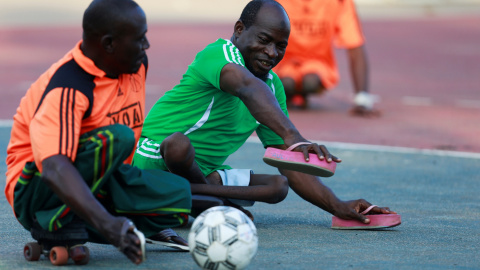 Víctimas de polio en un partido de fútbol benéfico en Abuja, Nigeria. / REUTERS Víctimas de polio en un partido de fútbol benéfico en Abuja, Nigeria. / REUTERS