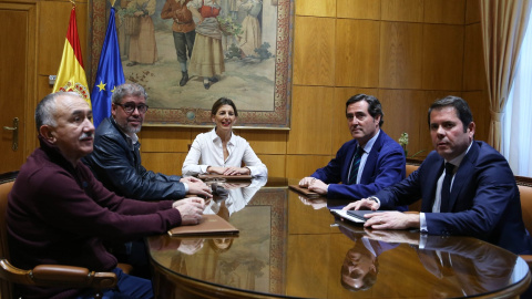 Foto de enero de 2020, de la ministra de Trabajo, Yolanda Díaz, con los secretarios generales de UGT y CCOO, Pepe Álvarez y Unai Sordo, y los presidentes de CEOE y de Cepyme, Antonio Garamendi y Gerardo Cuervas. Foto de enero de 2020, de la ministra de Trabajo, Yolanda Díaz, con los secretarios generales de UGT y CCOO, Pepe Álvarez y Unai Sordo, y los presidentes de CEOE y de Cepyme, Antonio Garamendi y Gerardo Cuervas.