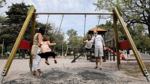 Varios niños juegan en un parque infantil este martes en Valencia, reabiertos desde ayer lunes cuando la Comunitat Valenciana entro en Fase 3. EFE/Ana Escobar