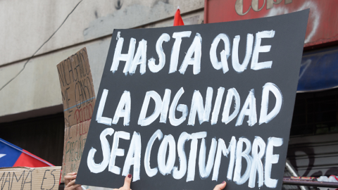 Algunos de los numerosos carteles de las protestas en Santiago de Chile. – Carlos Figueroa (WikiCommons). Algunos de los numerosos carteles de las protestas en Santiago de Chile. – Carlos Figueroa (WikiCommons).