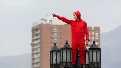 Un manifestante durante una protesta en Chile el pasado 25 de octubre. – Carlos Figueroa (WikiCommons). Un manifestante durante una protesta en Chile el pasado 25 de octubre. – Carlos Figueroa (WikiCommons).