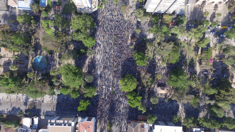 Marcha multitudinaria de protesta en la Plaza Ñuñoa en Santiago de Chile (21 de octubre de 2019). – Crilling (WikiCommons). Marcha multitudinaria de protesta en la Plaza Ñuñoa en Santiago de Chile (21 de octubre de 2019). – Crilling (WikiCommons).