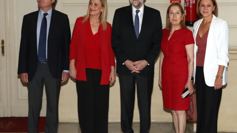 La presidenta de la Comunidad de Madrid, Cristina Cifuentes, acompañada por el presidente del Senado, Pío García Escuero; el presidente del Gobierno, Mariano Rajoy; la presidenta del Congreso, Anas Pastor; y la ministra de Defensa, María Dolores de Co La presidenta de la Comunidad de Madrid, Cristina Cifuentes, acompañada por el presidente del Senado, Pío García Escuero; el presidente del Gobierno, Mariano Rajoy; la presidenta del Congreso, Anas Pastor; y la ministra de Defensa, María Dolores de Co