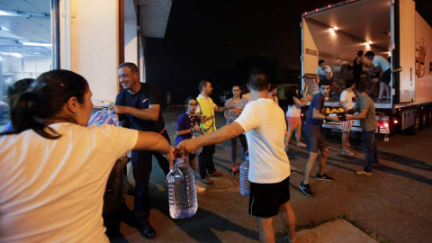 Voluntariso ayudan a transportar agua y comidas en Pedrogao Grande, epicentro del devastador incendio que ha causado al menos 61 víctimas mortales. | MIGUEL VIDAL (REUTERS)