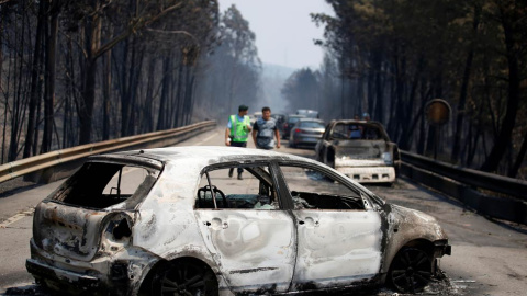 Cientos de personas quedaron atrapada en la carretera que une las localidades de Cientos de personas quedaron atrapada en la carretera que une las localidades de Figueiro dos Vinhos y Castanheira de Pera, cerca de Pedrogao Grande. | R. MARCHANTE (REUTERS)