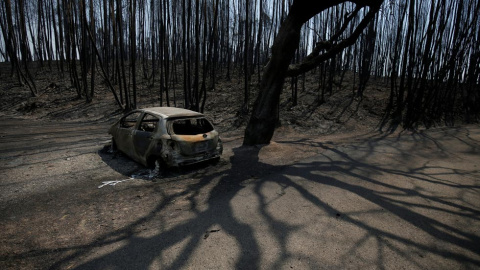 Un coche calcinado cerca de la localidad de Pedrogao Grande.| RAFAEL MARCHANTE (REUTERS)