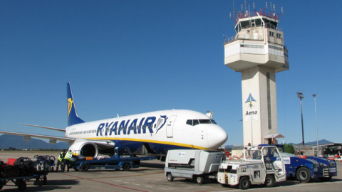 Un avión de Ryanair en el aeropuerto de Girona. Un avión de Ryanair en el aeropuerto de Girona.