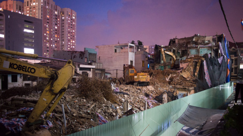La destrucción de los bloques de apartamentos Võ Văn Tần en el Distrito 1. Esos viejos edificios de apartamentos en el centro de la ciudad fueron construidos antes de 1975, y ya no son estructuralmente seguros. El gobierno ofrece a los residentes paq
