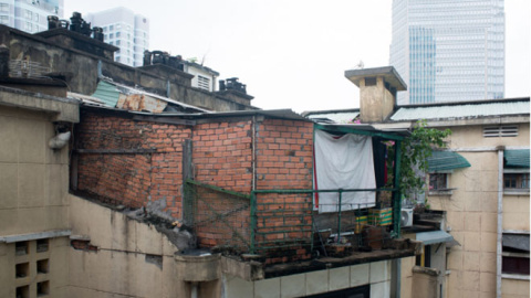 Una vivienda informal construida en el piso superior de un edificio en el centro de la ciudad