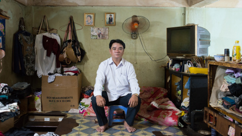 Tai Do en un piso de los bloques de apartamentos Võ Văn Tần. Él tuvo que dejar su piso en 2010 pero la compensación que obtuvo solo le permitió comprarse una casa a 25km de distancia del centro de la ciudad. Tuvo que cambiar de trabajo ya que no po