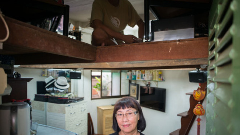 Mai con su esposo (En el piso superior) en su piso de 8 metros cuadrados. Ella es una de las últimas personas viviendo en el edificio de apartamentos lleno de cafés. Ella lo compro alrededor de 1,400 € y vale ahora 30,000 €. Ella está dirigiendo un