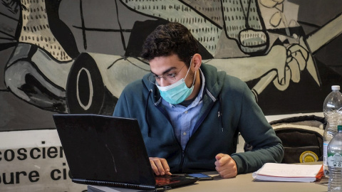 Un estudiante de Milán viste mascarilla en su centro de estudios | EFE Un estudiante de Milán viste mascarilla en su centro de estudios | EFE